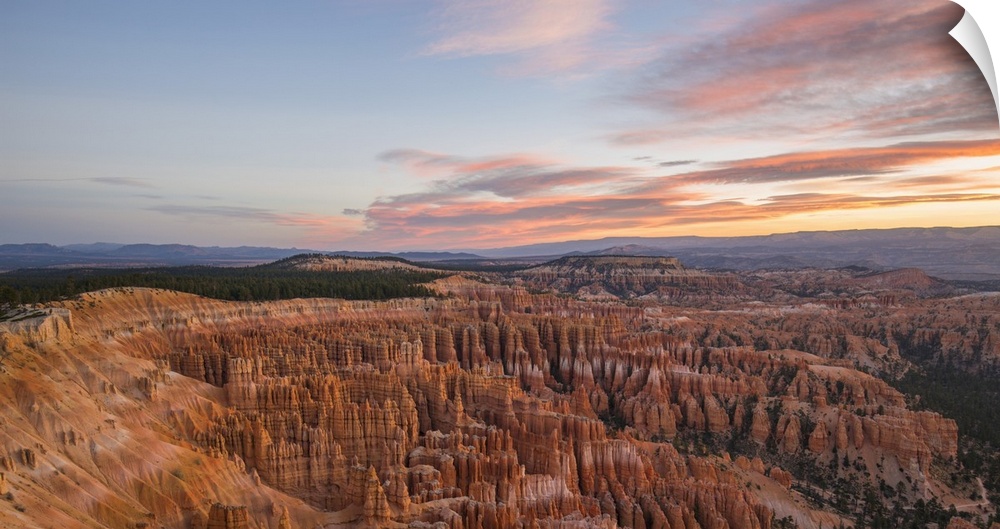 Panoramic view over the Silent City from the Rim Trail at Inspiration Point, dawn, Bryce Canyon National Park, Utah, Unite...
