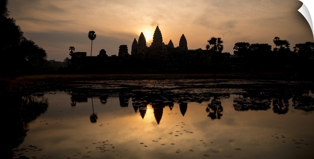 Sunrise over Angkor Wat, Angkor, UNESCO World Heritage Site, Siem Reap, Cambodia, Indochina, Southeast Asia, Asia.