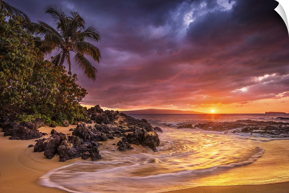 Sunset on the ocean at Pa'ako Beach (Secret Cove), Maui, Hawaii, United States of America, Pacific