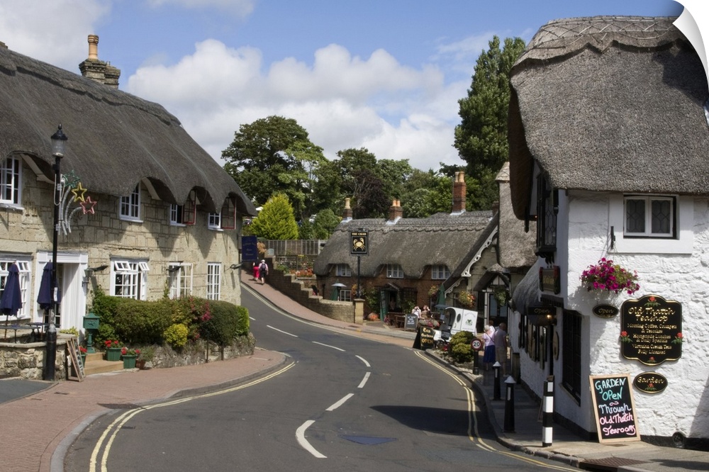 Thatched houses, teashop and pub, Shanklin, Isle of Wight, England