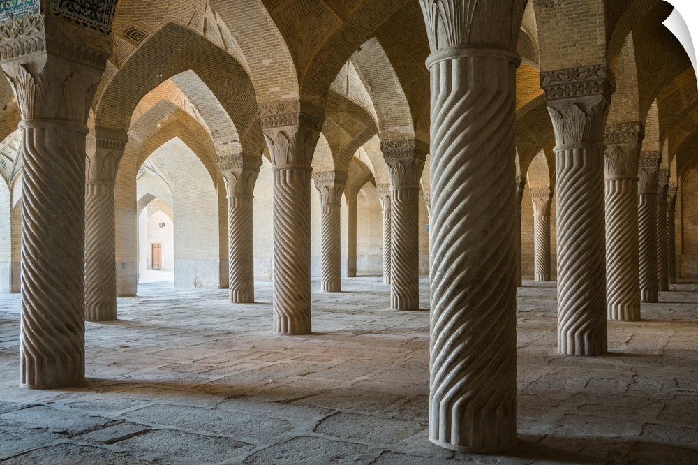 The 48 carved column prayer hall, Masjed-e Vakil (Regent's Mosque), Shiraz, Iran, Middle East