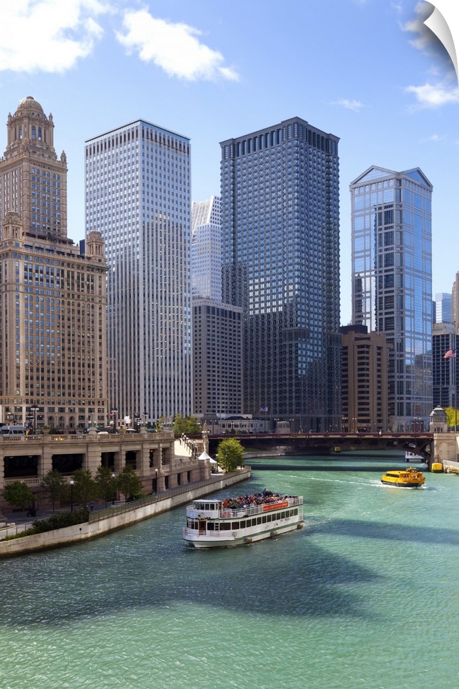 Tourist boat on the Chicago River, Chicago, Illinois