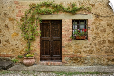 Home with flowers in Tuscany