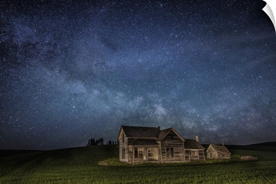 Milky Way over an abandoned house in the Palouse