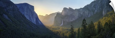 Sunrise At The Tunnel View In Yosemite National Park, California