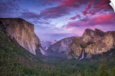 Vibrant Sunset Over Tunnel View In California's Yosemite National Park