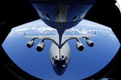 A C17 Globemaster III receives fuel from a KC135 Stratotanker