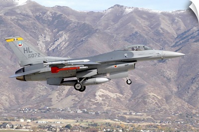 A U.S. Air Force F-16C Fighting Falcon landing at Hill Air Force Base, Utah