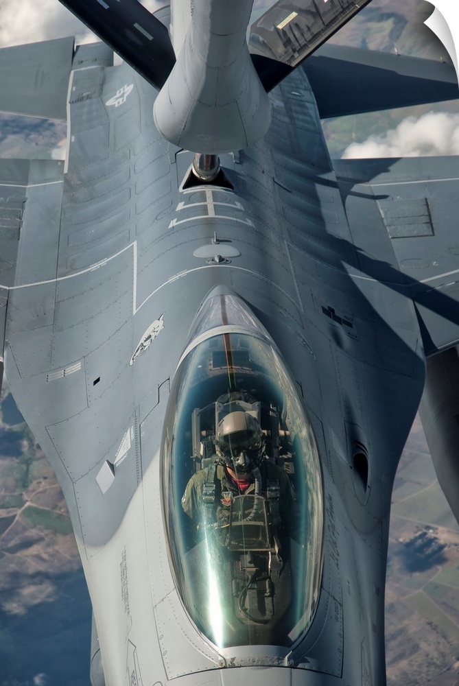 A U.S. Air Force F-16C Fighting Falcon receives in-flight refueling.