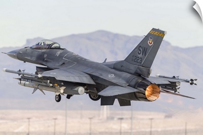 A U.S. Air Force F-16C Fighting Falcon taking off