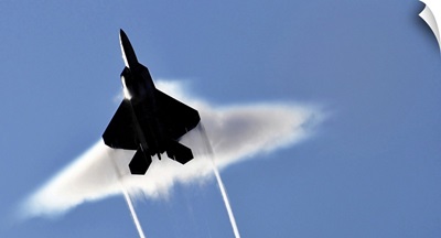 A US Air Force F22 Raptor aircraft executing a supersonic flyby