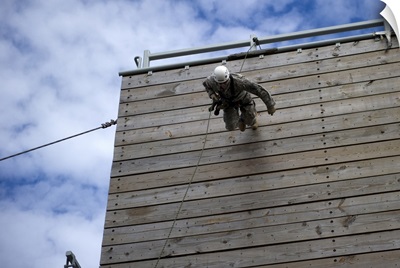 A US Soldier Runs Down A 40-Foot Rappelling Wall