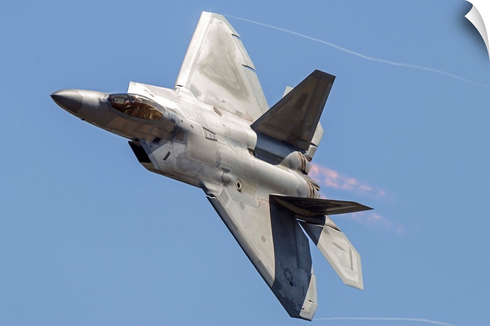 An F-22A Raptor of the U.S. Air Force turns at high speed.