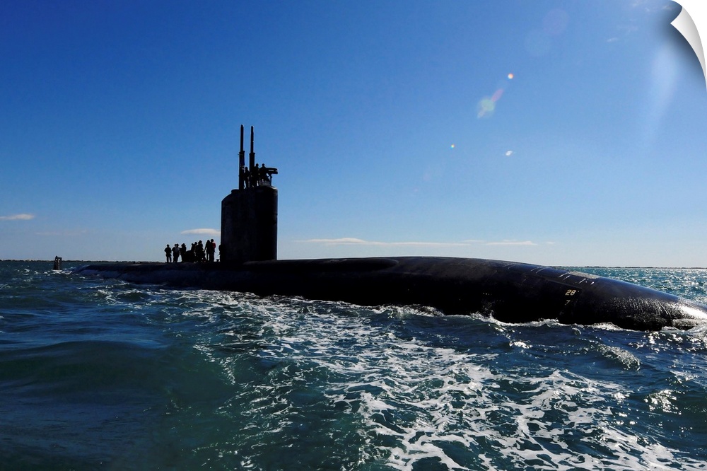 March 6, 2011 - The Los Angeles-class attack submarine USS Scranton (SSN-756) pulls into Augusta Bay, Sicily, to receive s...
