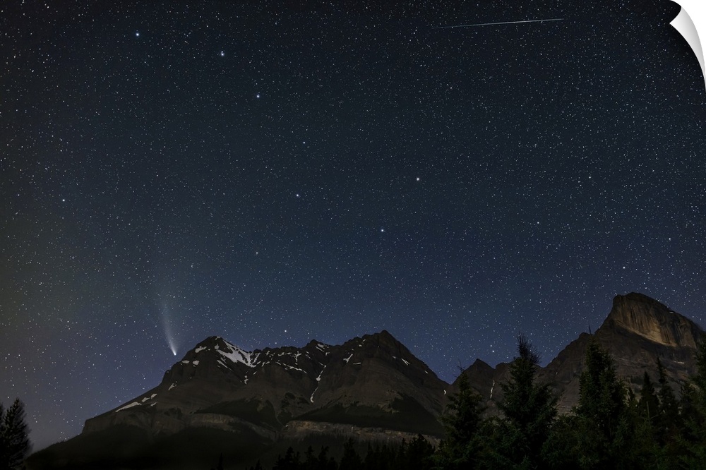 July 26, 2020 - Comet NEOWISE (C/2020 F3) from Saskatchewan River Crossing in Banff National Park, Alberta, Canada. The co...