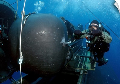 Divers prepare to launch a SEAL Delivery Vehicle