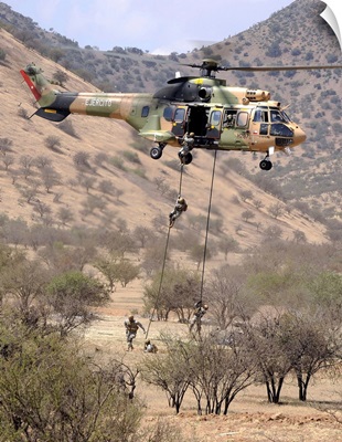 hilean Special Forces perform an Air Assault demonstration