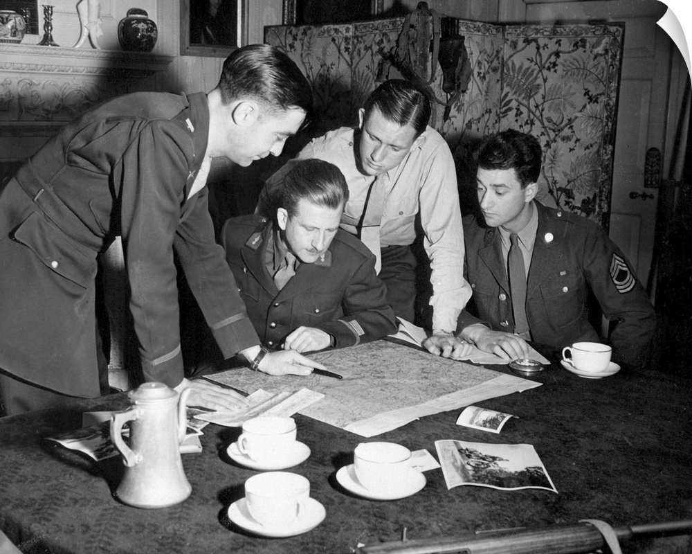 Jedburghs get instructions from briefing officer in London flat, England, 1944.