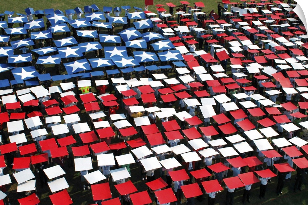 More than 1,200 service members create a human flag.