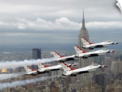 Six F16 Fighting Falcons with the US Air Force Thunderbirds fly in delta formation