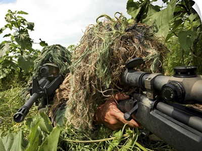 Soldiers dressed in ghillie suits