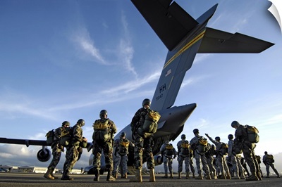 Soldiers prepare to board a C17 Globemaster III