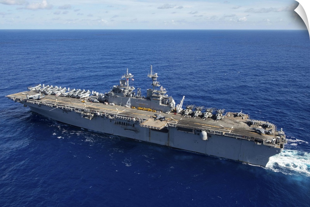 Pacific Ocean, September 5, 2013 - The amphibious assault ship USS Boxer (LHD-4) transits the Pacific Ocean.