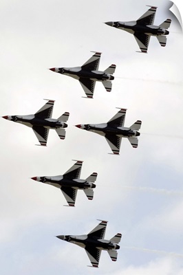 The Thunderbirds form a 6ship Delta formation