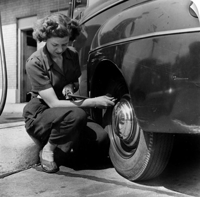 Virginia Lively, a wartime gas station attendant in Louisville, Kentucky, 1942