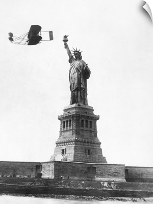 Wilbur Wright flying past the Statue of Liberty, 1909