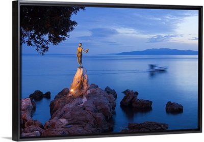 Croatia, Kvarner, Adriatic Coast, Opatija, Bronze statue on coastline