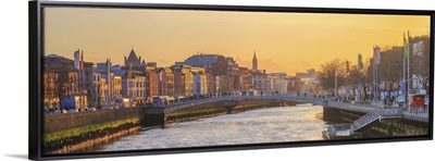 Ireland, Dublin, Ha'penny Bridge at sunset