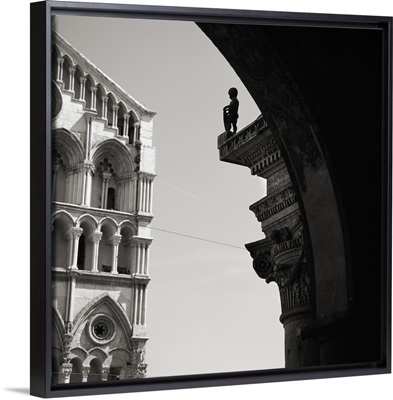 Italy, Emilia Romagna, Ferrara, Cathedral and statue