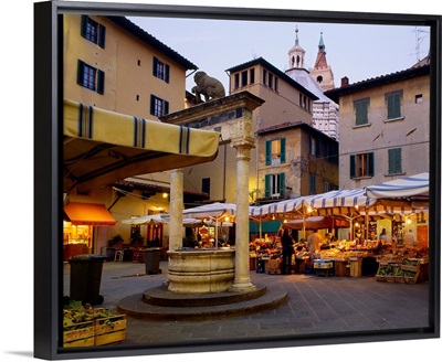 Italy, Tuscany, Pistoia, Piazza del Mercato and Well of the Lion Cub