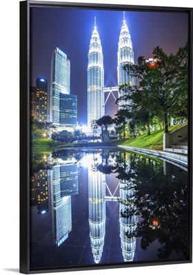 Malaysia, Kuala Lumpur, Petronas Towers and KLCC Kuala Lumpur City Centre at night