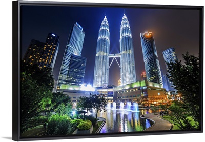 Malaysia, Kuala Lumpur, Petronas Towers and KLCC Kuala Lumpur City Centre at night