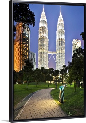 Malaysia, Selangor, Kuala Lumpur, View of Petronas Towers from KL City Centre Park