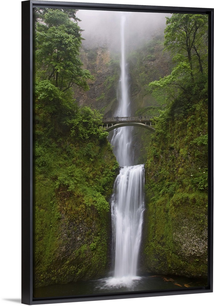 USA, Oregon, Multnomah falls, Columbia River Gorge region.