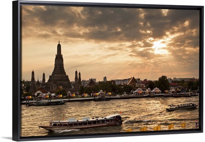Thailand, Bangkok, Wat Arun, Sunset over the Wat Arun and the Chao Phraya river