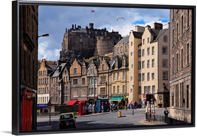 UK, Scotland, Edinburgh, Grassmarket square and the Edinburgh Castle