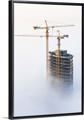 United Arab Emirates, Dubai, Construction in early morning fog