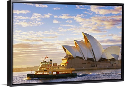 Australia, New South Wales, Sydney, Sydney Opera House, boat infront of opera house