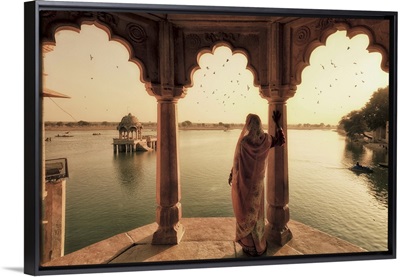 India, Rajasthan, Jaisalmer, Gadi Sagar Lake, Indian Woman leaning against column