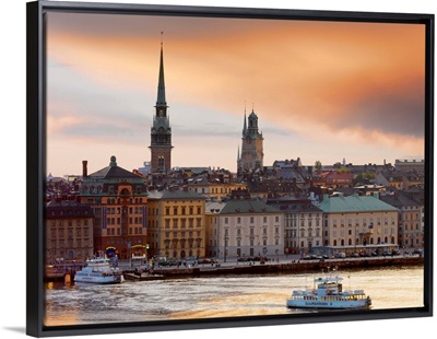 Sweden, Stockholm, Riddarfjarden, Gamla Stan, passenger ferries in bay at dusk