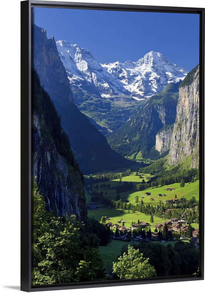 Switzerland, Bernese Oberland, Lauterbrunnen town and Valley