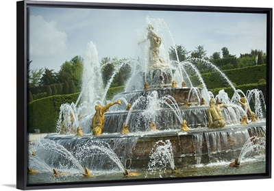 Fountain in a garden, Bassin De Latone, Versailles, Paris, Ile de France, France