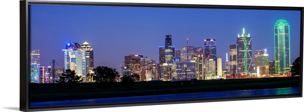 The city skyline of Dallas at night.