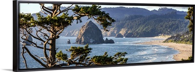 Haystack Rock, Cannon Beach, Oregon Coast - Panoramic
