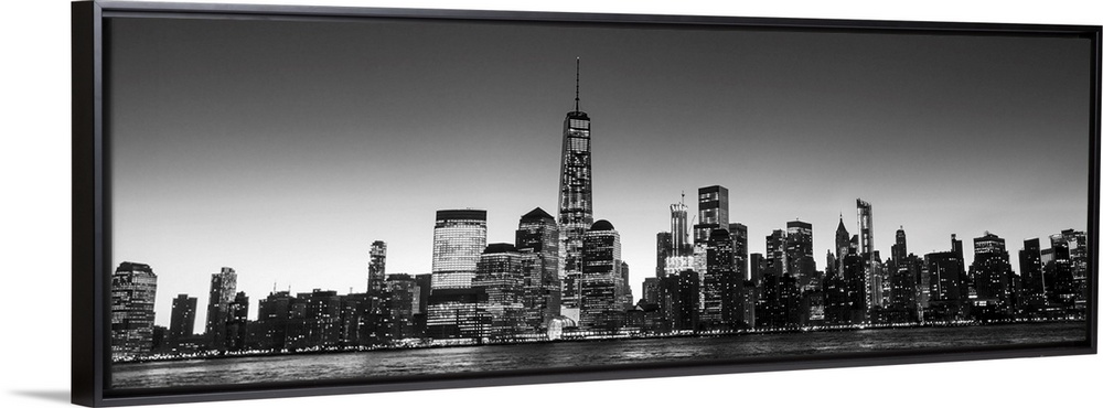 Panoramic view of the New York City skyline with the One World Trade Center tower, at night.