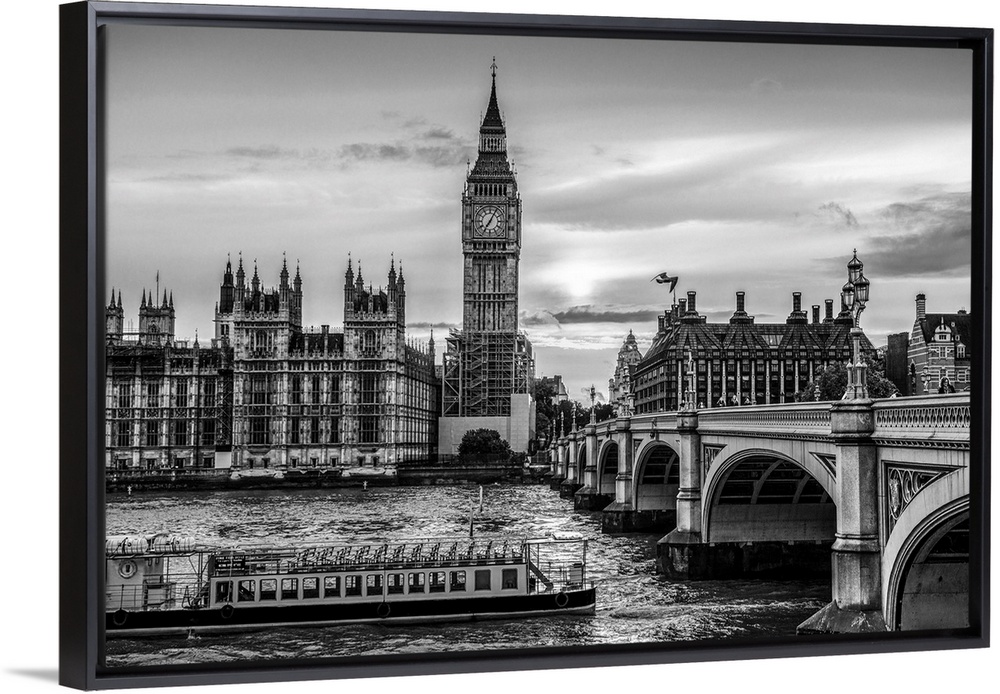 Photograph of a river boat on the River Thames about to go under the Westminster Bridge with Big Ben in the background.